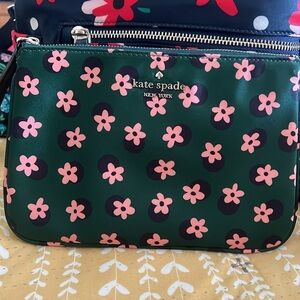 Kate spade Wristlet, beautiful in excellent new condition